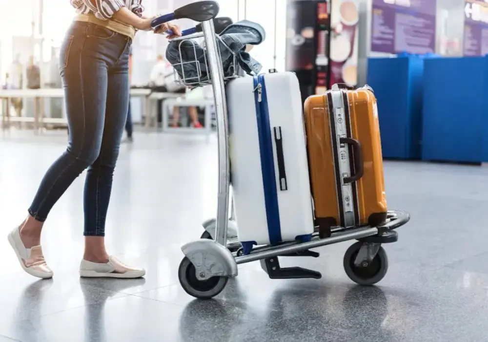 Czego nie można mieć w walizce na lotnisku? Uniknij problemów z bagażem