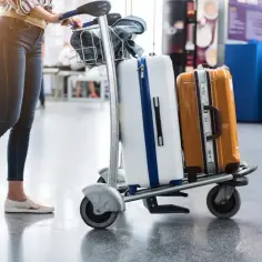 Czego nie można mieć w walizce na lotnisku? Uniknij problemów z bagażem