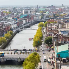 Ile trwa lot do Irlandii? Sprawdź czas lotu z różnych miast