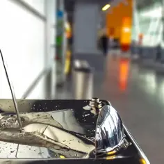 Czy na lotnisku Modlin jest poidełko? Sprawdź, gdzie się znajduje