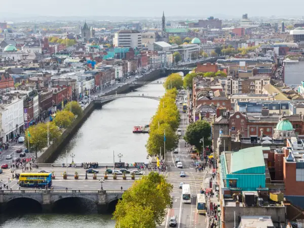 Ile trwa lot do Irlandii? Sprawdź czas lotu z różnych miast